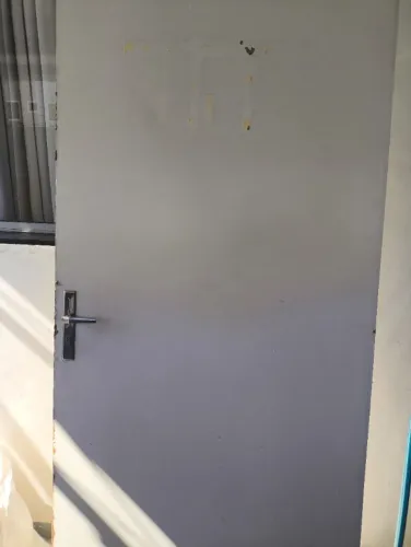 Porta interna com fechadura e dobradiça e caixonetes