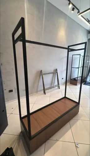 ARARA DE ROUPAS PARA LOJA