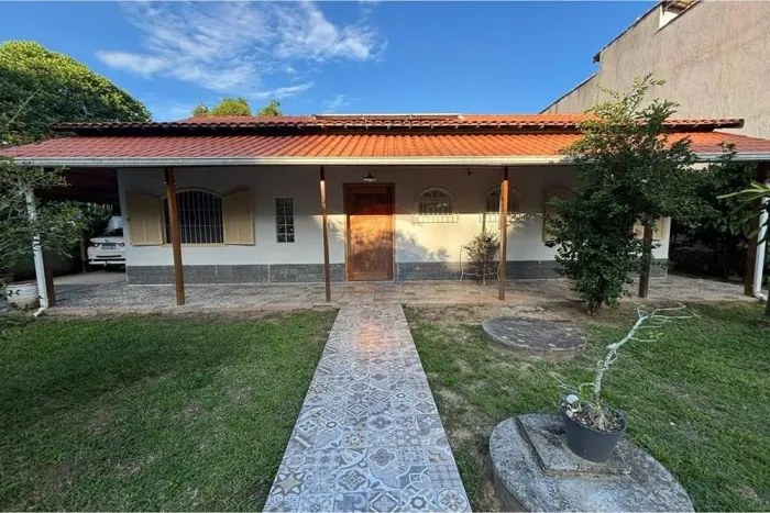 Casa a venda com 3 quartos,piscina,placa solar no condado de marica.