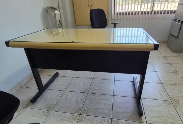 Mesa de escritório sem gaveta