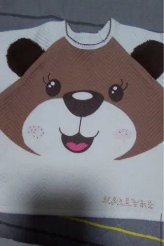 Blusa de bebê com desenho de urso