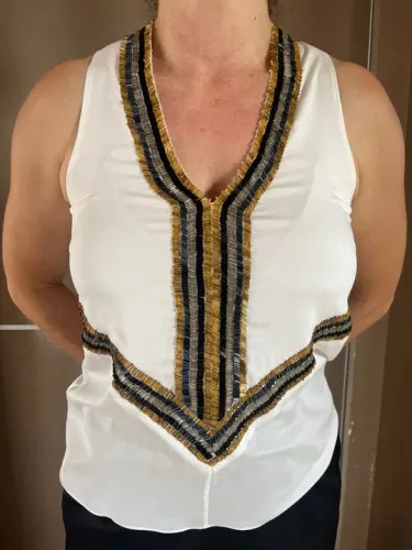 Blusa branca com canutilhos dourados