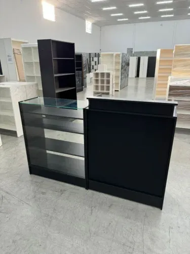 BALCÃO CAIXA+ BALCÃO VITRINE C/ DIVISÓRIA A MAIS E VIDRO SUPERIOR MDF