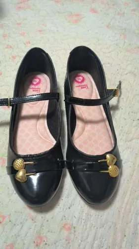 Sapatilhas Molekinha pretas com detalhes em dourado