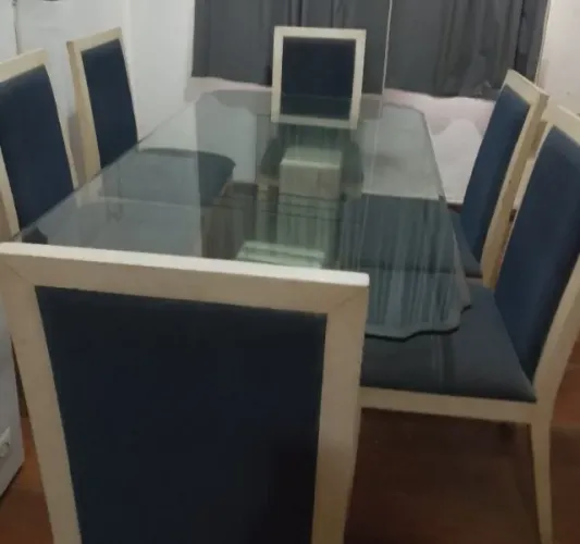 mesa de jantar de vidro comp 1,62 L 0,91 A 0,77 com 6 cadeiras de madeira cor azul RS 1000