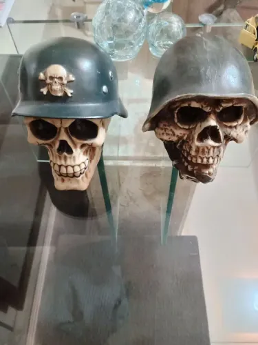2 Caveiras Decorativas com Capacete