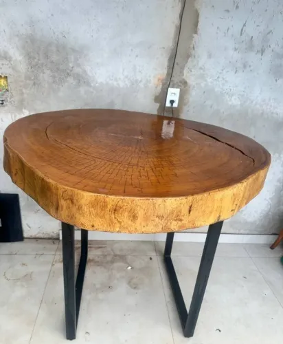 Mesa Rústica de Pequiá Orgânica - Tampo Maciço e Pés de Ferro