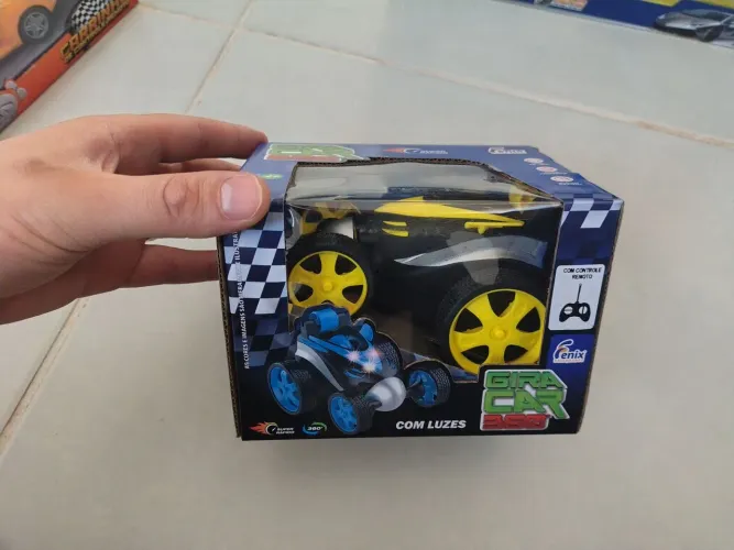 Carrinho de controle remoto gira roda em 360°