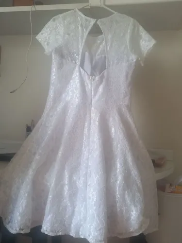 Vestido branco de renda tamanho médio muito lindo com bojo não precisa usar sutiã .