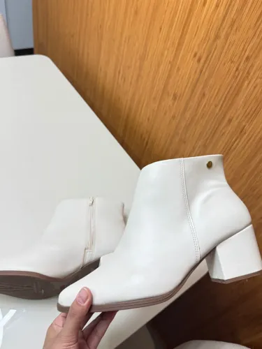 Bota off white número 39