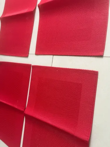 04 jogo americano vermelho plastico 