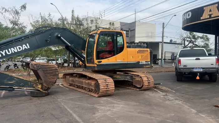 Escavadeira Hyundai 220 2022  *