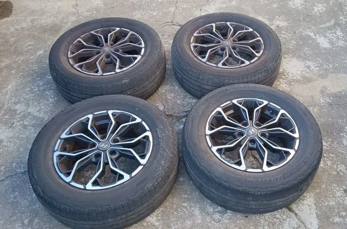 Rodas Sandero RS KR M16 ARO 16 Furação 5x114 com pneus 235/60R16