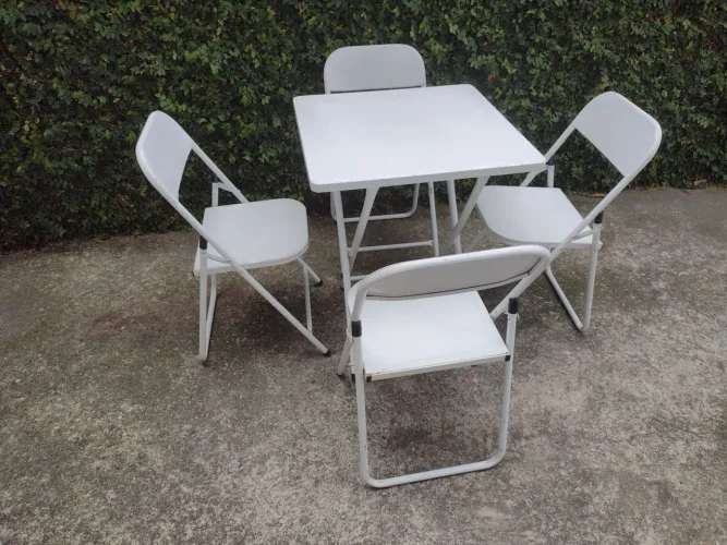 Conjunto de mesa dobrável com 4 cadeiras.
