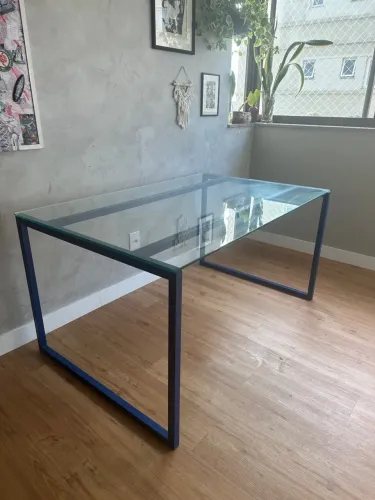 Mesa de Vidro com Estrutura Azul