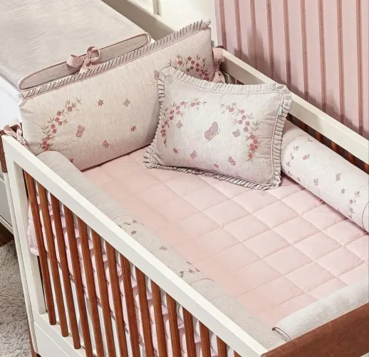Vendo kit berço de excelente qualidade, no linho rose com borboletas bordadas 