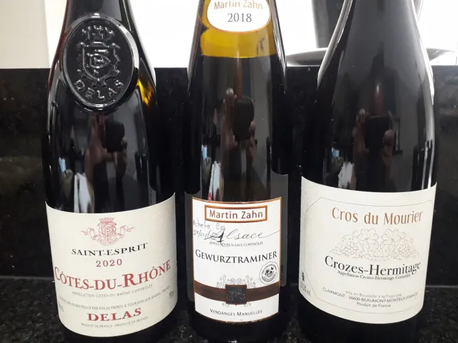 Vinho Tinto Fino Francês 300 reais as três  unidade