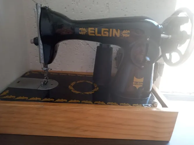 Máquina de costura Elgin $ 280,00