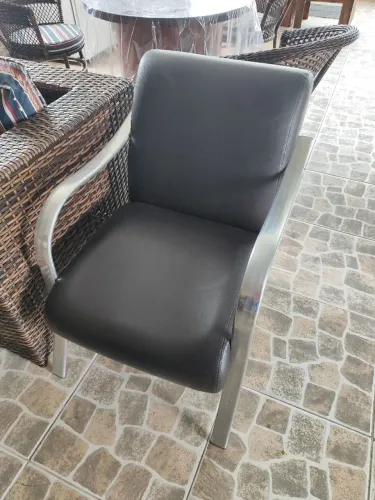 Poltrona Moderna com Braços em Alumínio