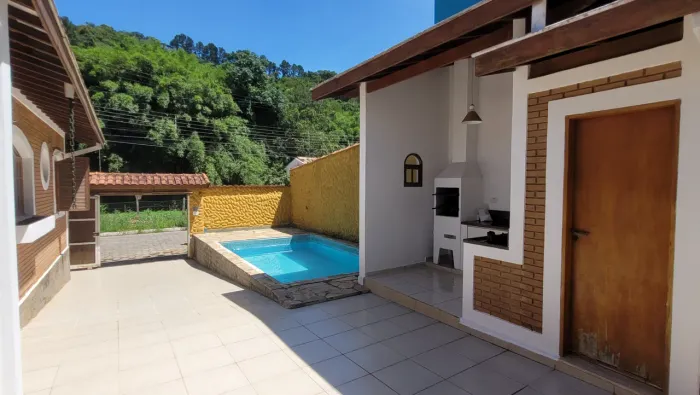 Casa aconchegante com piscina no Bairro do Serrano em São Bento do Sapucaí - SP