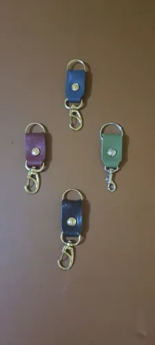 CADA CHAVEIRO 15,OO REAIS Chaveiro em couro diversas cores