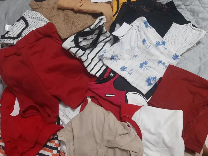 Lote de roupas infantis