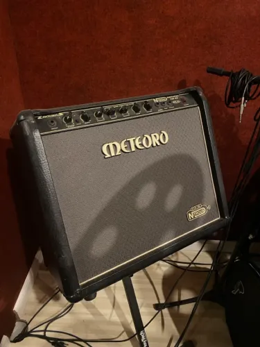 Amplificador De Guitarra Meteoro Nitrous R 100 GS 210 
