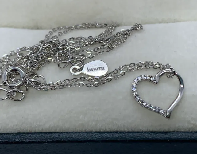 delicado colar de prata com pingente de coração