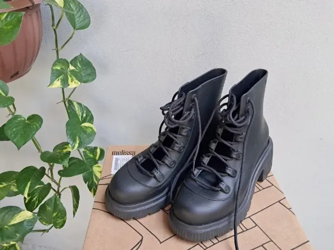 Melissa Cosmo Boot bota coturno sola tratorada cadarços preta
