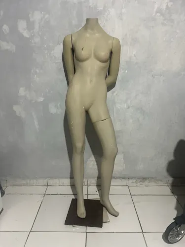 MANEQUINS FEMININO SEMINOVO
