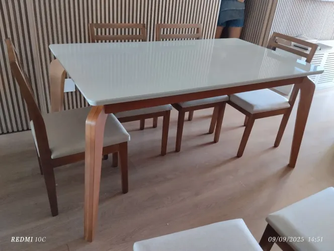 Mesa nova com cadeiras na madeira