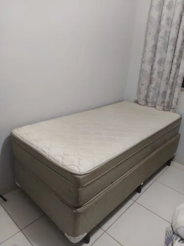 Cama Box de solteiro em excelente estado de conservação 350,00