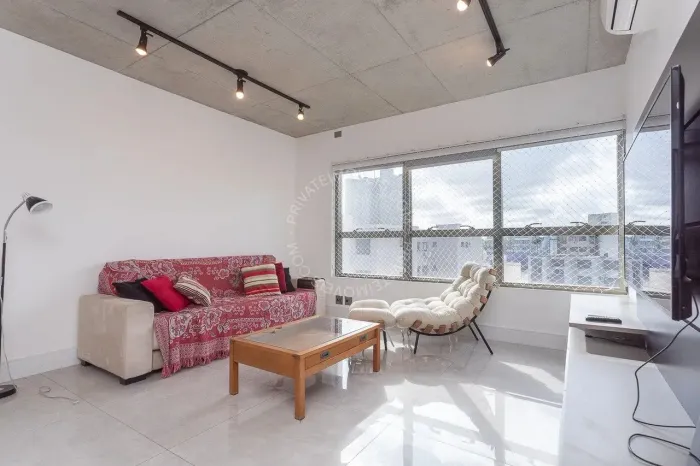 Apartamento mobiliado para alugar no Petrópolis de 2 quartos (1 suíte)