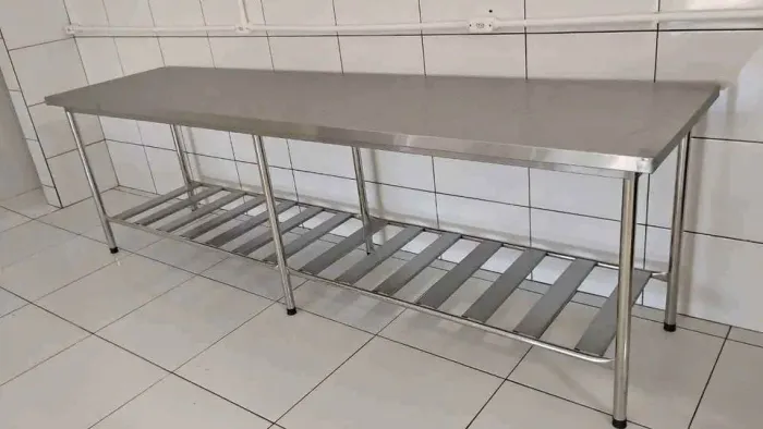 Mesa Inox 2,90M X 0,80M tampo liso e paneleiro gradeado - Marcos