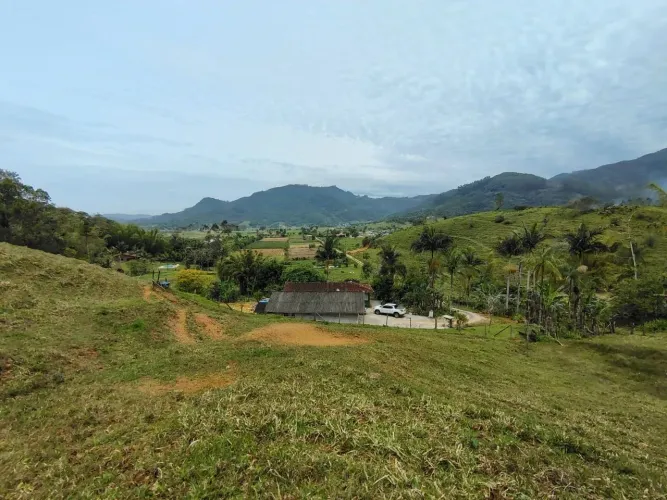 Sítio com área de 22.725,68m² com casa em São Mateus, Biguaçu