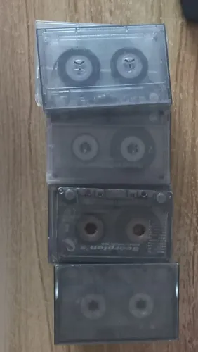  fitas cassetes com musicas sertaneja das antigas