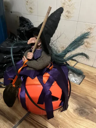 Enfeite de Halloween - Bruxa na Abóbora