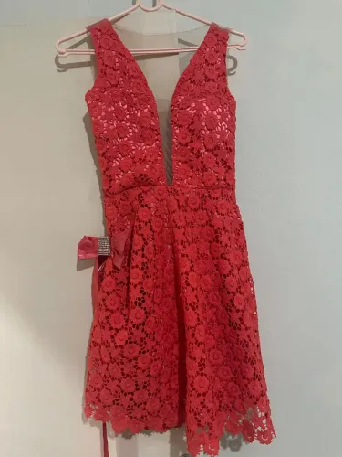 Vestido de Renda Vermelho Elegante