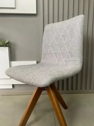 Cadeira de Jantar Estofada com Detalhes em Madeira