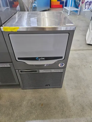 Máquina de gelo em cubo produz 41kg por dia - nova a pronta entrega
