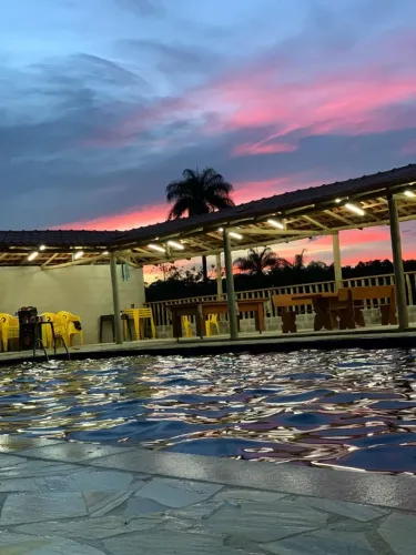 Lindo Sitio com piscina, em vila Amanda (pousada)