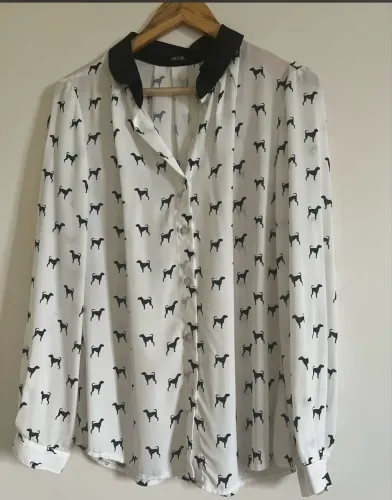 Camisa estampada branca e preta