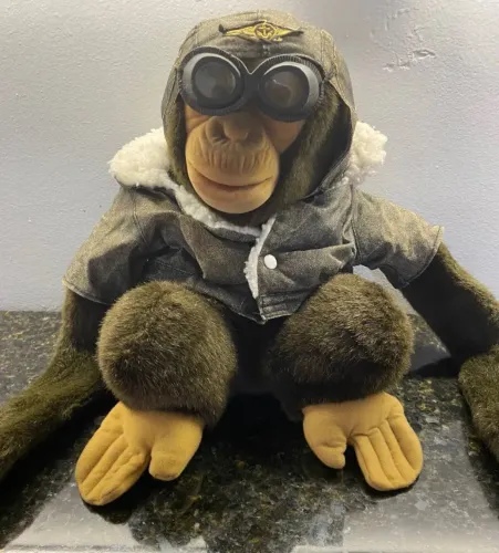 Pelúcia Macaco menino com roupa de Piloto Vintage importado.