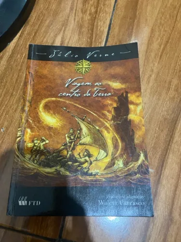 Livro Viagem ao Centro da Terra - Júlio Verne