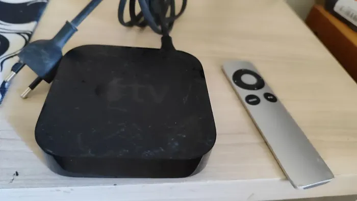 Apple tv segunda geração funcionando perfeitamente com cabo e controle originais.