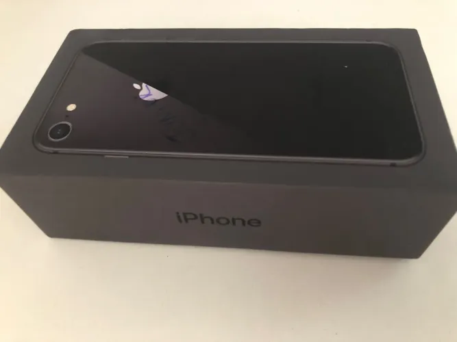 Caixa de IPhone 8 (não é telefone é caixa original)