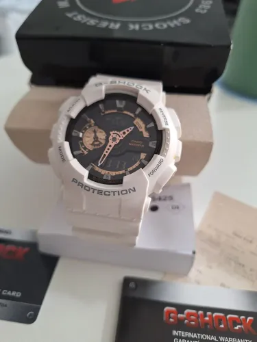 Relógio G-Shock branco com detalhes em dourado
