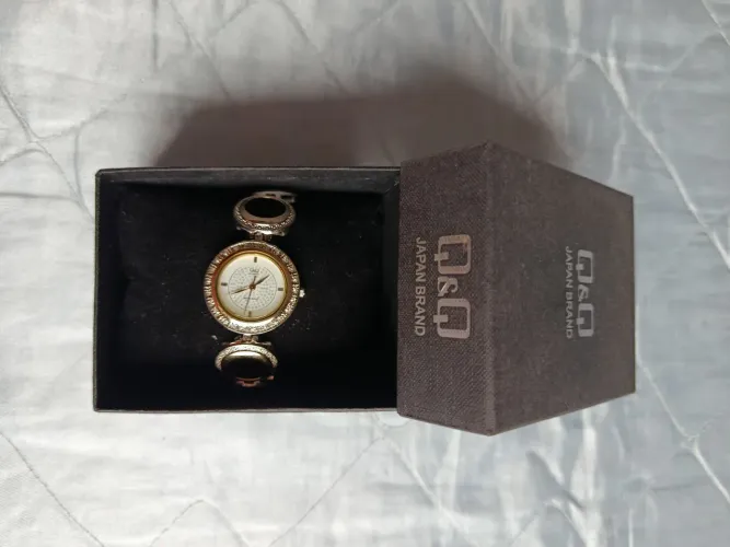Relógio Feminino Q&Q Japan Brand