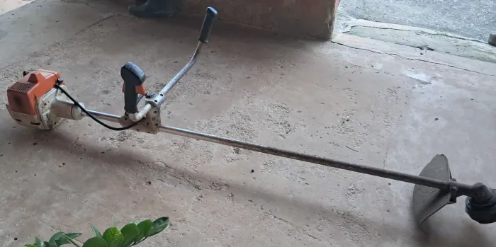 Roçadeira STIHL FS 220 original, revisada e funcionando perfeitamente.