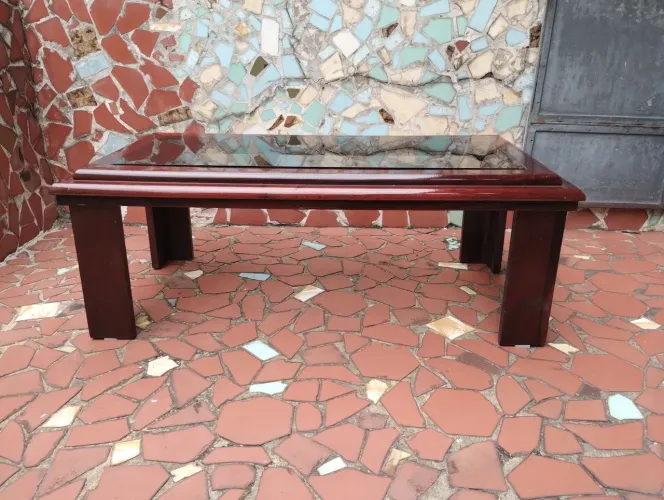Mesa de centro em madeira com vidro fumê 